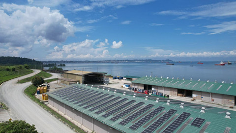 Pertamina DEB bangun ekonomi masyarakat melalui energi terbarukan dari panel surya. Foto: Dok. Pertamina