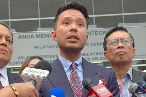 Tim kuasa hukum Joko Widodo, Yakup Hasibuan; beserta Ketua Umum relawan Gibran Militan Nusantara, Andi Azwandalam, usai menghadiri sidang dr Tifa di Pengadilan Negeri Jakarta Timur, Kamis (2/7/2026). Foto: Kevin Daniel/kumparan