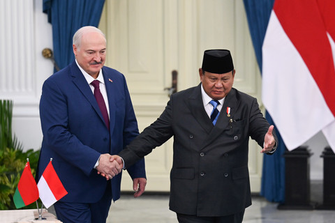 Presiden Prabowo Subianto (kanan) berjabat tangan dengan Presiden Belarusia Alexandr Lukashenko (kiri) saat kunjungan kenegaraan di Istana Merdeka, Jakarta, Kamis (2/7/2026). Foto: Galih Pradipta/ANTARA FOTO