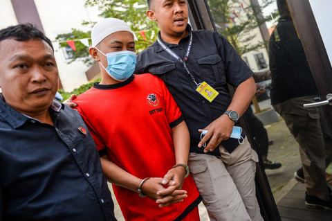 Petugas menggiring tersangka kasus dugaan penyekapan dan penganiayaan berat Taufik Hidayat untuk menjalani rekonstruksi di Gedung Direktorat Reserse Perlindungan Perempuan dan Anak Polda Jabar, Bandung, Jawa Barat, Kamis (2/7/2026). Foto: Raisan Al Farisi/ANTARA FOTO