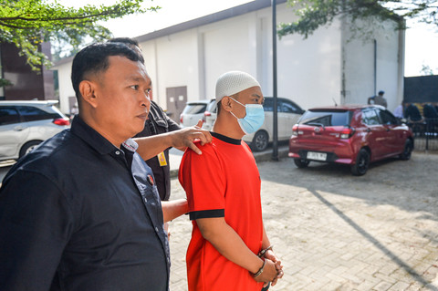 Petugas menggiring tersangka kasus dugaan penyekapan dan penganiayaan berat Taufik Hidayat untuk menjalani rekonstruksi di Gedung Direktorat Reserse Perlindungan Perempuan dan Anak Polda Jabar, Bandung, Jawa Barat, Kamis (2/7/2026). Foto: Raisan Al Farisi/ANTARA FOTO