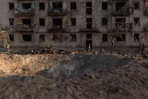 Seseorang berjalan dari sebuah bangunan tempat tinggal yang rusak akibat serangan udara Rusia di Kiev, Ukraina, Kamis (2/7/2026). Foto: Roman Pilipey/AFP