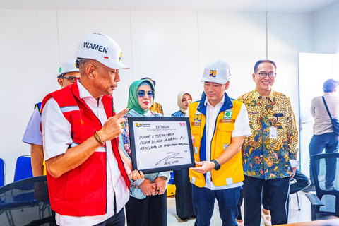Menteri Koordinator Bidang Pemberdayaan Masyarakat Abdul Muhaimin Iskandar (Cak Imin) dan Wakil Menteri Sosial Agus Jabo Priyono meninjau pembangunan Sekolah Rakyat permanen di Jombor, Bendosari, Sukoharjo, Jawa Tengah, Kamis (2/7/2026).  Foto: Kemensos RI