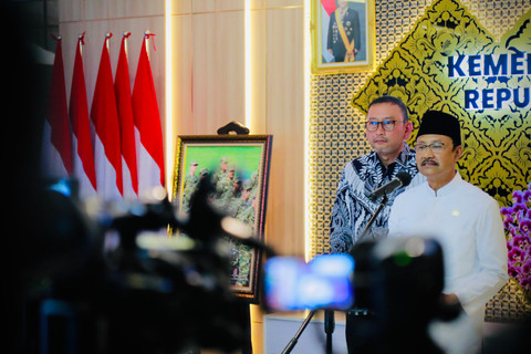 Mensos Saifullah Yusuf menyampaikan keterangan pers terkait tindak lanjut Kementerian Sosial atas temuan Badan Pemeriksa Keuangan (BPK) mengenai dugaan rangkap pekerjaan pendamping Program Keluarga Harapan (PKH di Kemensos, Jakarta, Rabu (7/2/2026). Foto: Kemensos RI