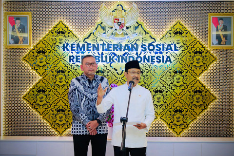 Mensos Saifullah Yusuf menyampaikan keterangan pers terkait tindak lanjut Kementerian Sosial atas temuan Badan Pemeriksa Keuangan (BPK) mengenai dugaan rangkap pekerjaan pendamping Program Keluarga Harapan (PKH di Kemensos, Jakarta, Rabu (7/2/2026). Foto: Kemensos RI