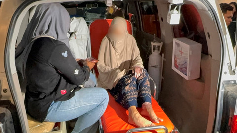 Korban penganiayaan dan penyiksaan oleh aparat kepolisian usai melapor dan menjalani pemeriksaan di Bareskrim Polri, Jakarta, Kamis (2/7/2026). Foto: Rayyan Farhansyah/kumparan