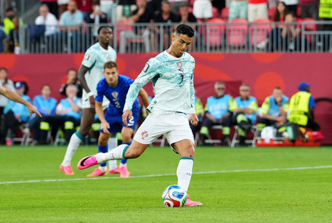 Penyerang timnas Portugal, Cristiano Ronaldo, mencetak gol pertama timnya melalui titik penalti dalam pertandingan babak 32 besar Piala Dunia 2026 melawan Kroasia di Toronto Stadium, Toronto, Kanada, Kamis (2/7/2026). Foto: KEVIN SOUSA/REUTERS