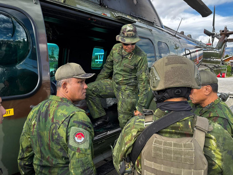 Koops TNI Habema berhasil mengevakuasi jenazah pilot pesawat PT AMA Air PK-RCY, Nicholas F. Goselin, yang menjadi korban penembakan di Bandara Ipdeheik, Kampung Balinggama, Distrik Sobaham, Kabupaten Yahukimo, Jumat (3/7/2026). Foto: Dok. Pen Koops TNI Habema