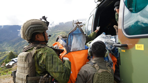 Koops TNI Habema berhasil mengevakuasi jenazah pilot pesawat PT AMA Air PK-RCY, Nicholas F. Goselin, yang menjadi korban penembakan di Bandara Ipdeheik, Kampung Balinggama, Distrik Sobaham, Kabupaten Yahukimo, Jumat (3/7/2026). Foto: Dok. Pen Koops TNI Habema