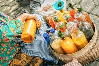 Penjual Jamu Gendong. Sumber: Shutterstock