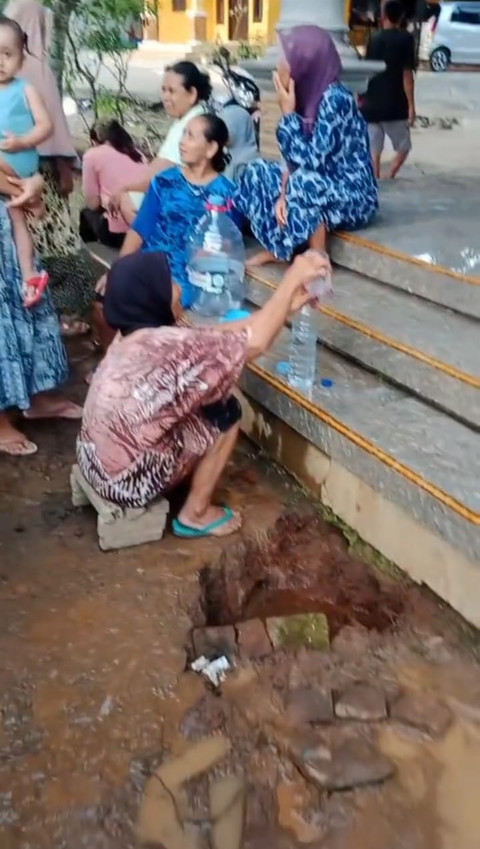 Warga Desa Kandangmas, Kabupaten Kudus, Jawa Tengah berbondong-bondong mengambil air dari pipa Pamsimas yang bocor. Foto: Dok. PakDhe Story