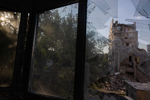 Sebuah bangunan tempat tinggal yang rusak akibat serangan udara Rusia di ibu kota Ukraina, Kiev, Kamis (2/7/2026), di tengah invasi Rusia di Ukraina. Foto: TETIANA DZHAFAROVA/AFP