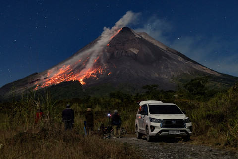 Gunung Merapi menyemburkan lava pijar dan awan panas terlihat dari Srumbung, Magelang, provinsi Jawa Tengah, Indonesia, Kamis (2/7/2026). Foto: Dwi Oblo/Reuters