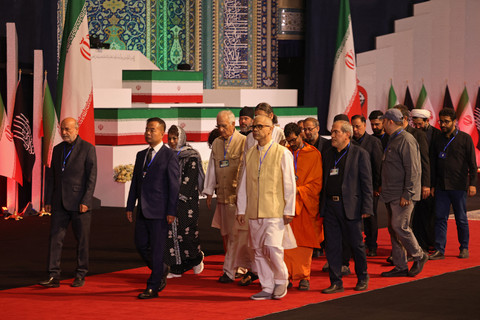 Pejabat lokal dan asing berjalan melewati peti mati mendiang pemimpin tertinggi Iran, Ali Khamenei, beserta anggota keluarganya setelah memberikan penghormatan terakhir di Grand Mosalla di Teheran, Jumat (3/7/2026). Foto: Atta Kenare/AFP