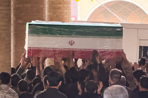 Para pelayat membawa peti mati mendiang pemimpin tertinggi Iran, Ali Khamenei, di Grand Mosalla di Teheran, Jumat (3/7/2026). Foto: Atta Kenare/AFP