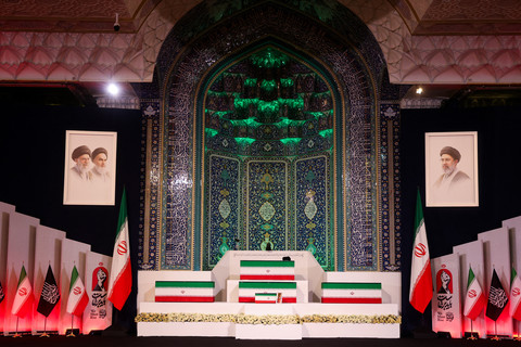 Jenazah Ali Khamenei beserta sejumlah anggota keluarganya disemayamkan di Grand Mosalla, Teheran, Iran, Jumat (3/7/2026), menjelang prosesi pemakaman kenegaraan. Foto: Atta Kenare/AFP