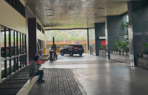 Setibanya di lokasi, mobil yang membawa Bupati Langkat Syah Afandin atau Ondim, langsung menuju ke area basement Gedung Merah Putih KPK, Jakarta, Jumat (3/7/2026). Foto: Jeni Ritanti/kumparan