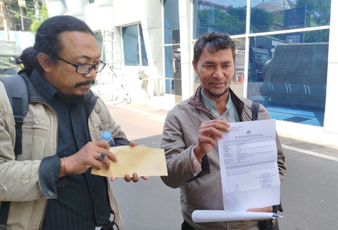 Perwakilan pengurus yayasan masjid menunjukkan bukti surat laporan dugaan penggelapan dana kotak amal masjid. Foto: Dok. kumparan