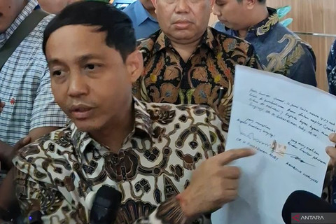 Menteri Kehutanan Raja Juli Antoni menunjukkan tanda terima dan notulensi penyerahan amplop putih miliki Bupati Kuansing Suhardiman Amby yang telah ditandatangani di atas materai kepada media pada konferensi pers di Jakarta, Jumat (3/6/2026). Foto: Lintang Budiyanti Prameswari/Antara