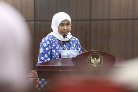 Dosen tetap non-ASN (Aparatur Sipil Negara), Universitas Airlangga (Unair), Cenuk Widiyastrisna Sayekti saat menyampaikan permasalahan soal ironi gaji dosen dalam sidang di Mahkamah Konstitusi (MK), Jakarta pada Selasa (30/6/2026).(Dok. Mahkamah Konstitusi )