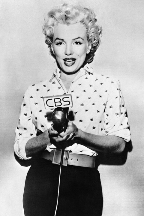 Aktris AS Marilyn Monroe memegang mikrofon CBS pada tahun 1955. Foto: AFP