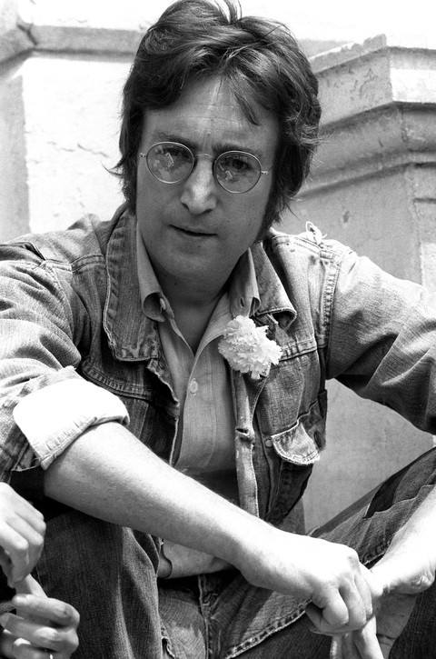 Musisi Inggris John Lennon berpose di Cannes, Prancis, Senin (17/5/1971), saat ia mempresentasikan film-filmnya yang berjudul 'Apotheosis' dan 'The Flu' di Festival Film Internasional ke-25. Foto: Raph Gatti/AFP