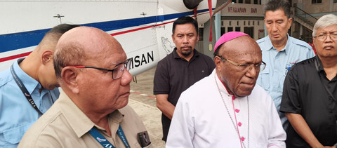 Kepala Keuskupan Jayapura sekaligus Komisaris PT Associated Mission Aviation (AMA), Mgr. Yanuarius Theofilus Matopai memberi keterangan soal penyerangan ke pesawat yang tewaskan pilot PT. AMA. Foto: Dok. Istimewa