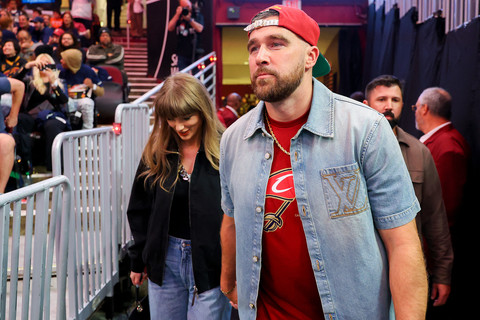 Penyanyi Taylor Swift dan Travis Kelce dari Kansas City Chiefs menghadiri Pertandingan Ketiga antara New York Knicks dan Cleveland Cavaliers di Final Konferensi Timur NBA di Rocket Arena pada 23 Mei 2026 di Cleveland, Ohio. Foto: Gregory Shamus/Getty Images/AFP