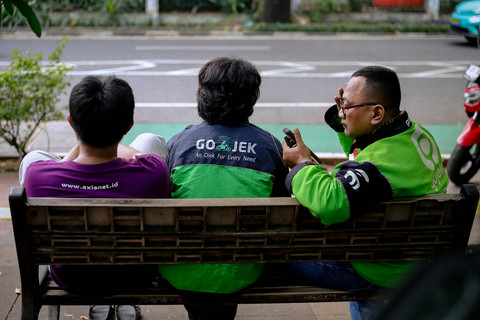 Pengemudi ojek online (ojol) menunggu penumpang di Jakarta, Jumat (3/7/2026). Foto: Jamal Ramadhan/kumparan