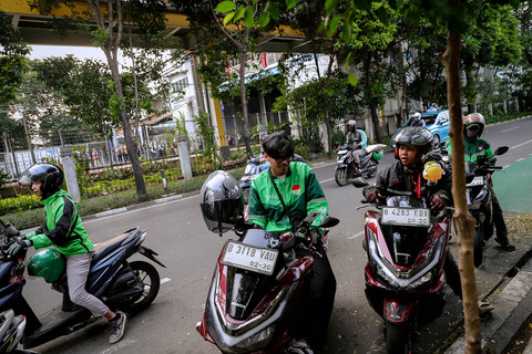 Pengemudi ojek online (ojol) menunggu penumpang di Jakarta, Jumat (3/7/2026). Foto: Jamal Ramadhan/kumparan
