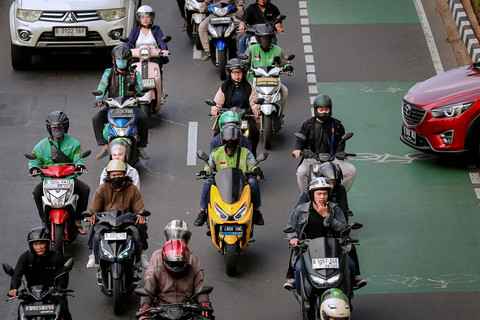 Pengemudi ojek online (ojol) mengantar penumpang di Jakarta, Jumat (3/7/2026). Foto: Jamal Ramadhan/kumparan
