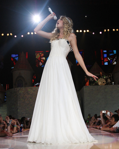 Musisi Taylor Swift tampil dalam rangkaian Fearless Tour di Madison Square Garden, New York City, AS, Kamis (27/8/2009). Foto: Jason Kempin/Getty Images/AFP
