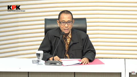 Plt Direktur Penyidikan KPK, Achmad Taufik Husein, menyampaikan keterangan terkait operasi tangkap tangan (OTT) Bupati Langkat di Gedung Merah Putih KPK, Jakarta Selatan, Jumat (3/7/2026). Foto: Youtube KPK