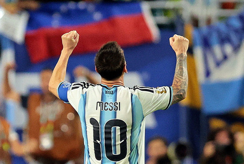 Pemain Argentina Lionel Messi merayakan kemenangan setelah pertandingan usai dalam laga babak 32 besar Piala Dunia FIFA 2026 antara Argentina dan Tanjung Verde di Stadion Miami, Miami Gardens, Florida, AS, Jumat (3/7/2026). Foto: Sam Navarro/REUTERS
