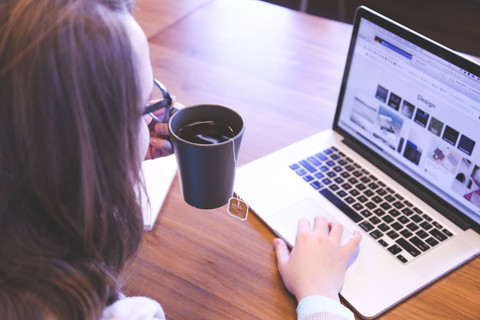 Ilustrasi pekerja yang memanfaatkan teknologi digital untuk bekerja maupun mengembangkan sumber pendapatan tambahan. Sumber: Startup Stock Photos/Pexels