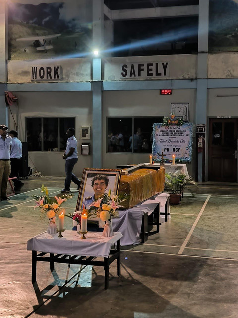 Jenazah Pilot WN Amerika di tempat persemayaman terakhir. Foto: Dok. Polri