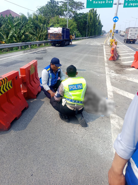 Kecelakaan yang melibatkan Aipda Endang Karyana hingga meninggal dunia di tol Joglo, Jakarta Barat. Foto: Dok. Istimewa
