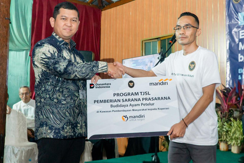 Bank Mandiri menyalurkan bantuan sarana prasarana budidaya ayam telur untuk Koperasi Pemasaran Widuri Karya Nusantara di Desa Wonosari, Kabupaten Kendal, Jawa Tengah. Foto: Dok. Bank Mandiri