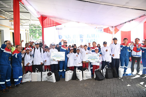 Pertamina salurkan paket bantuan sekolah dan santunan untuk anak-anak dari keluarga prasejahtera melalui program Seragam Sekolah Bersama Pertamina (SESAMA) dan Pertamina Berkah di halaman kantor Integrated Terminal Tanjungwangi, Banyuwangi pada Jumat (3/6/2026). Foto: Dok. Pertamina