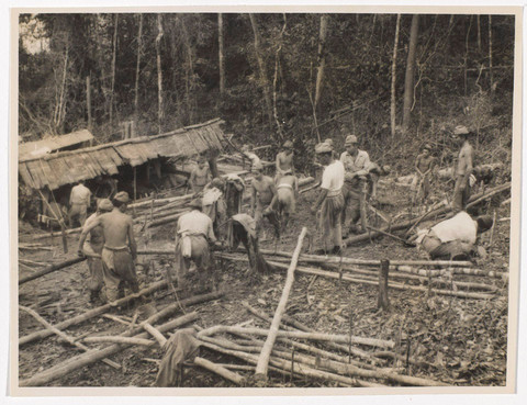 Tentara Jepang di Rempang membangun pelabuhan, rumah penampungan, jalan dan fasilitas umum lainnya. Sumber: National Army Museum. URLhttps://collection.nam.ac.uk/detail.php