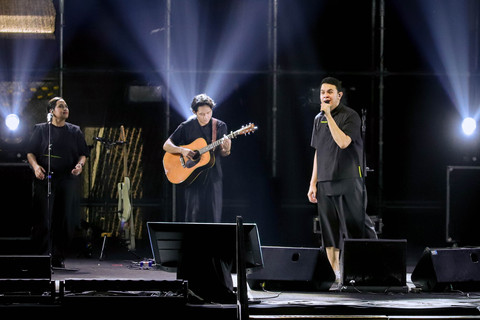 Tulus tampil menghibur penonton Bigu Festival 2026 di Stadion Madya, Senayan, Jakarta, Sabtu (4/7/2026). Foto: Jamal Ramadhan/kumparan