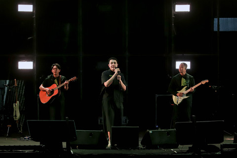 Tulus tampil menghibur penonton Bigu Festival 2026 di Stadion Madya, Senayan, Jakarta, Sabtu (4/7/2026). Foto: Jamal Ramadhan/kumparan
