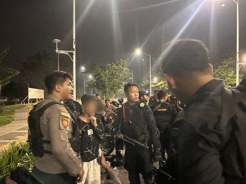 Polisi mengamankan remaja yang kedapatan membawa tembakau 'sinte' di kawasan Cengkareng, Jakarta Barat. Sabtu (4/7/2026). Foto: Humas Polres Metro Jakarta Barat