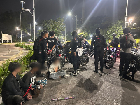 Polisi mengamankan remaja melakukan tawuran di kawasan Cengkareng, Jakarta Barat. Sabtu (4/7/2026). Foto: Humas Polres Metro Jakarta Barat