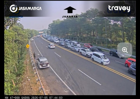 Kondisi arus lalu lintas mengarah kawasan wisata Puncak di Simpang Gadog, Kabupaten Bogor, Minggu (5/7/2026). Foto: Travoy Jasa Marga