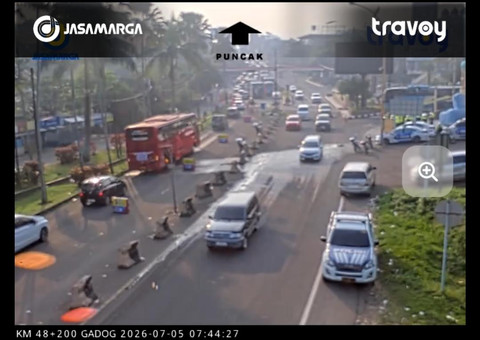 Kondisi arus lalu lintas mengarah kawasan wisata Puncak di Simpang Gadog, Kabupaten Bogor, Minggu (5/7/2026). Foto: Travoy Jasa Marga