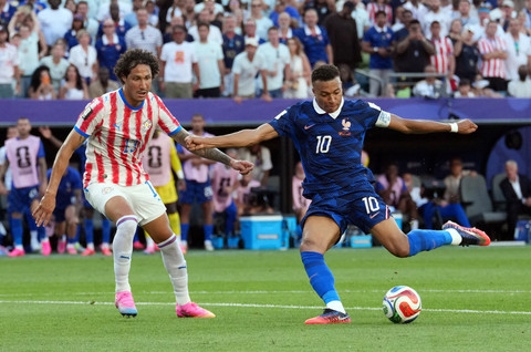 Kylian Mbappe dari Prancis menembak ke gawang pada pertandingan Piala Dunia FIFA 2026 antara Paraguay vs Prancis di Stadion Philadelphia, Philadelphia, Pennsylvania, AS, Minggu (5/7/2026) dini hari WIB. Foto: James Lang/REUTERS