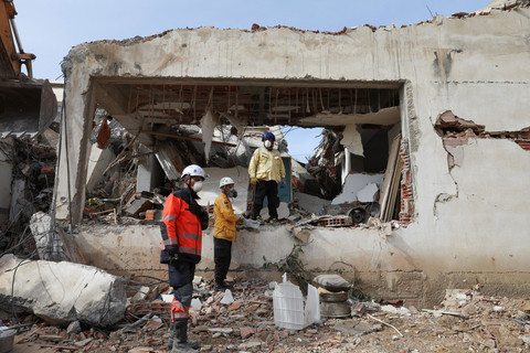 Tim penyelamat bekerja di lokasi bangunan yang runtuh pasca gempa bumi 24 Juni, di La Guaira, Venezuela, Sabtu (4/7/2026). Foto: Ricardo Arduengo/REUTERS