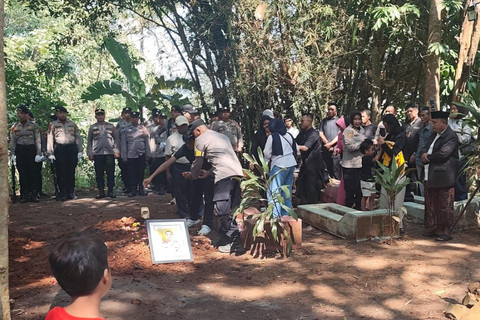 Proses pemakaman anggota Sat PJR Ditlantas Polda Metro Jaya, Aipda Endang Karyana di Garut, Minggu (5/7/2026). Foto: Dok. Istimewa