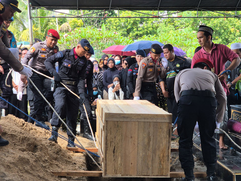 Suasana pemakaman Briptu Nopandri di Katingan, Kalimantan Tengah. Foto: Dok. Polres Katingan
